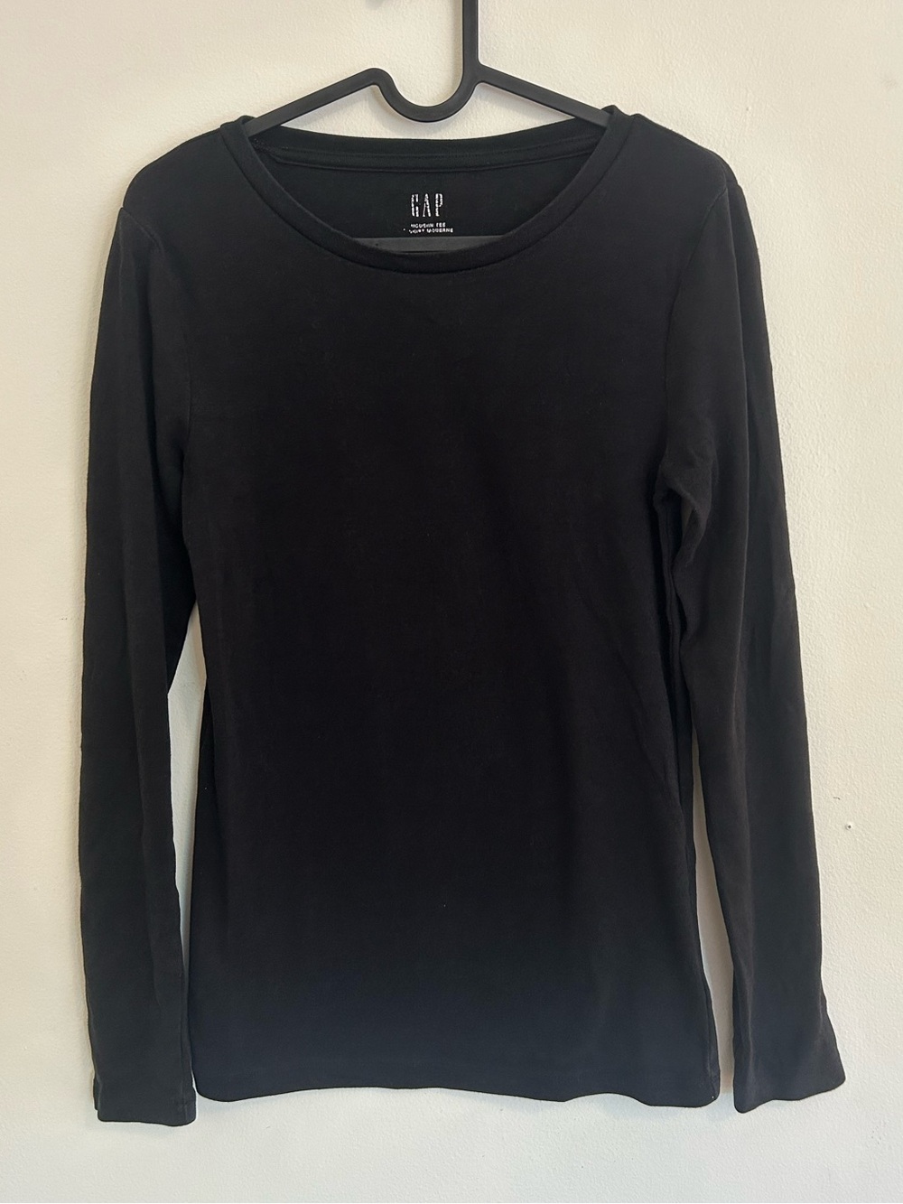 BUNDLE of black and white gap longsleeve shirts